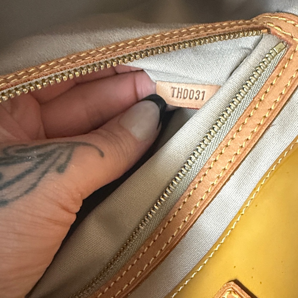 Louis Vuitton Reed GM Tote/
Vernis 2001 Yellow- Preowned w/ callouts - Picture 4 of 11
